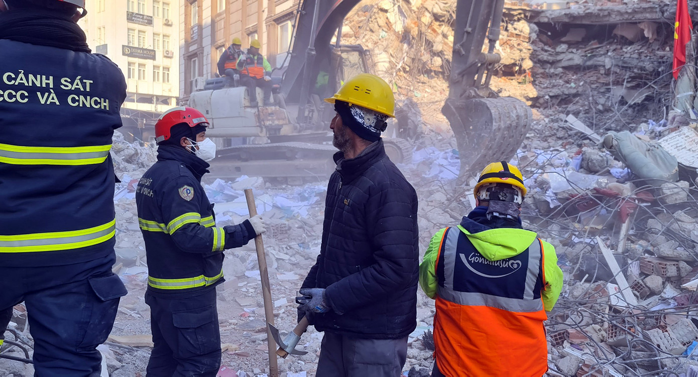 Đống đổ nát sau trận động đất.