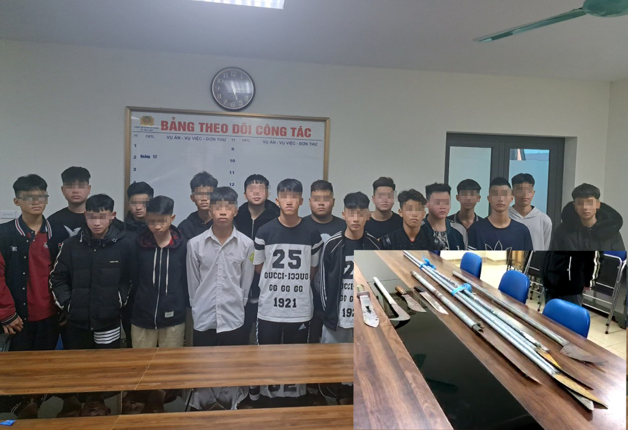 Nhóm thanh thiếu niên cùng hung khí. Nhóm thanh thiếu niên cùng hung khí.