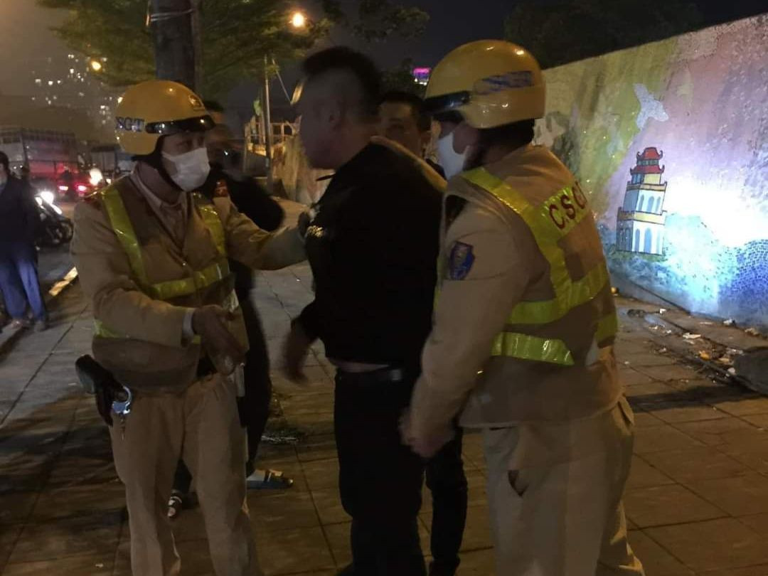 Trung hất một CSGT lên nóc capo bỏ chạy.