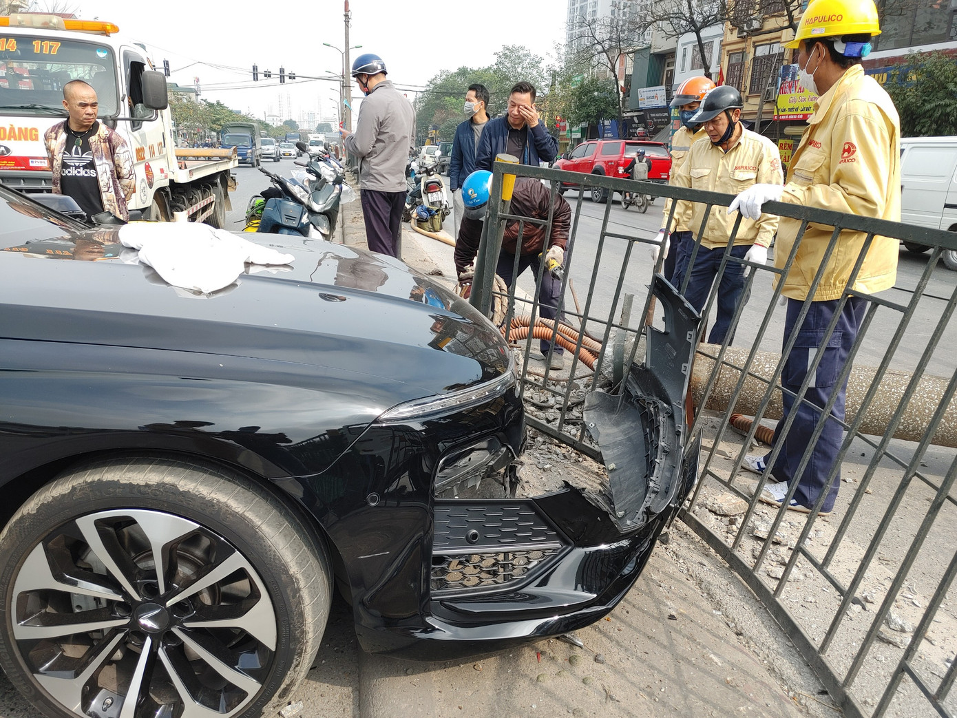 Lực lượng chức năng có mặt phân luồng giao thông và dọn dẹp hiện trường.