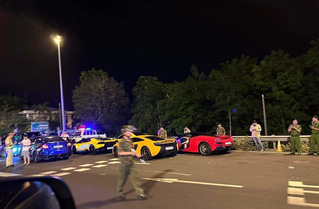 Loạt siêu xe bị kiểm tra.