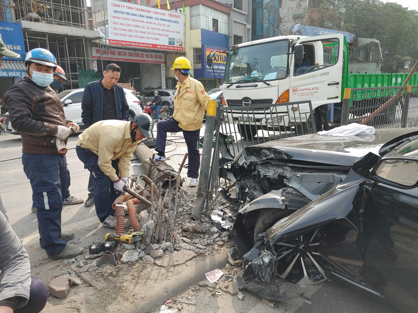 Cú va chạm mạnh khiến cột điện bê tông gãy đổ chắn ngang đường.