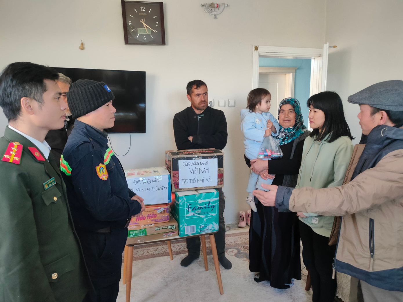 Đoàn thăm hỏi người dân, công dân Việt Nam tại Thổ Nhĩ Kỳ.