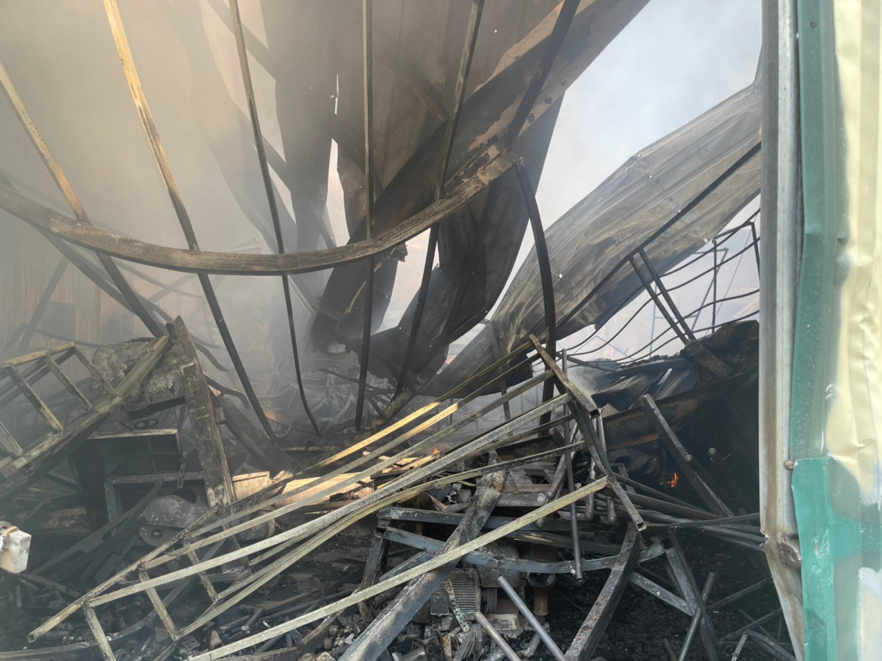 Mái tôn biến dạng sau vụ cháy.