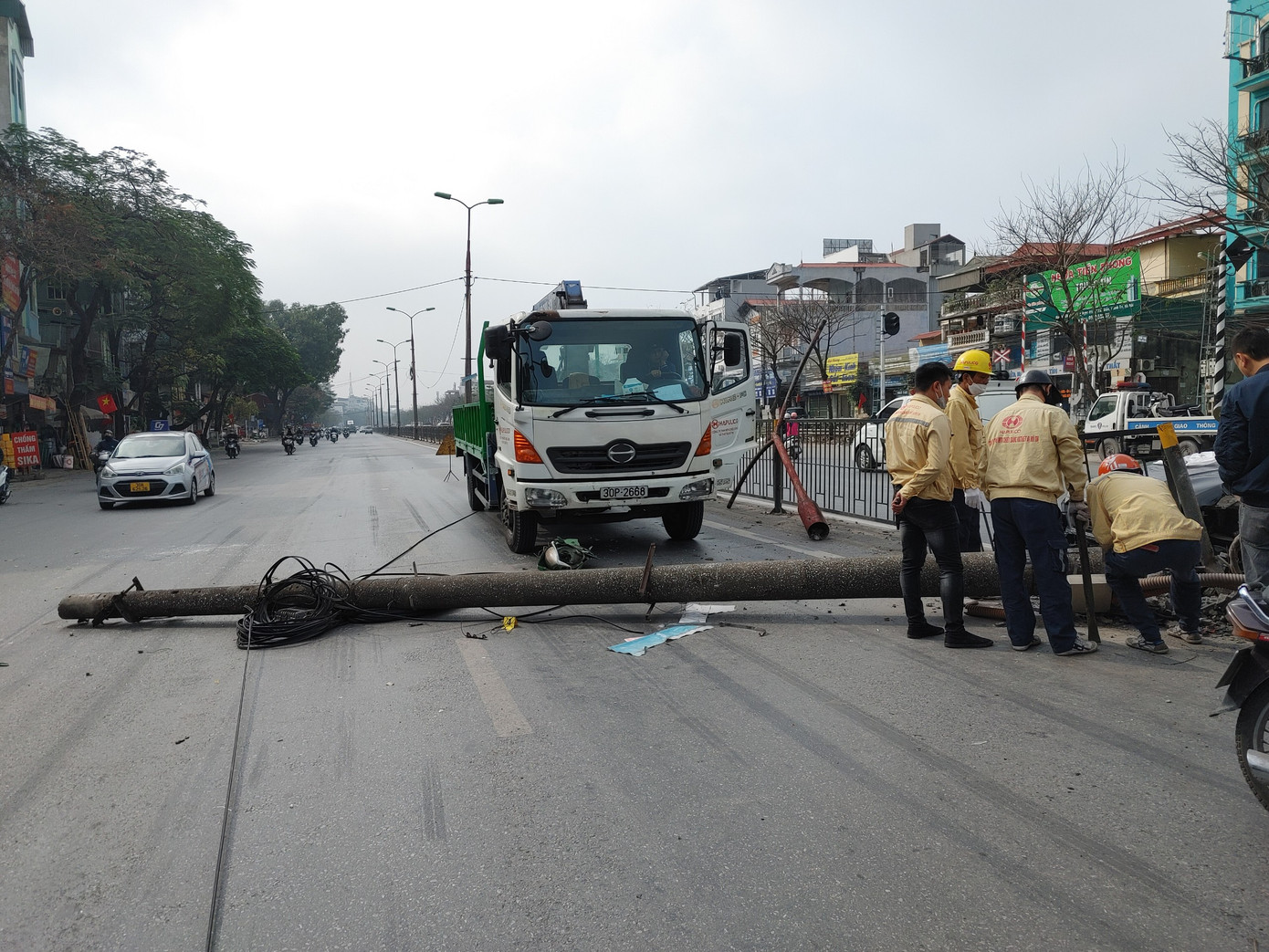 Cột điện chắn ngang đường.
