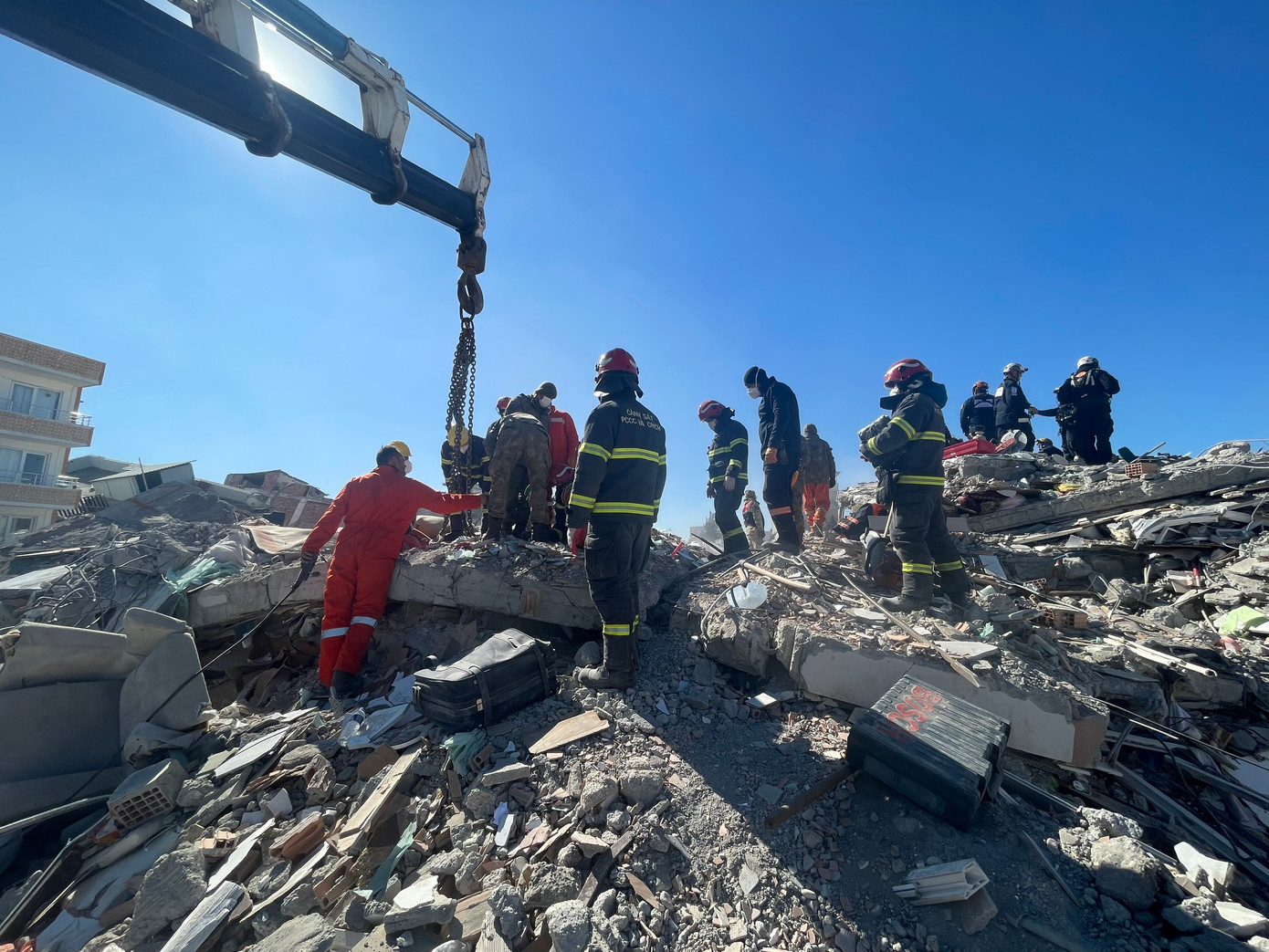 Lực lượng cứu hộ tìm kiếm các nạn nhân mắc kẹt bên trong. Lực lượng cứu hộ tìm kiếm các nạn nhân mắc kẹt bên trong.