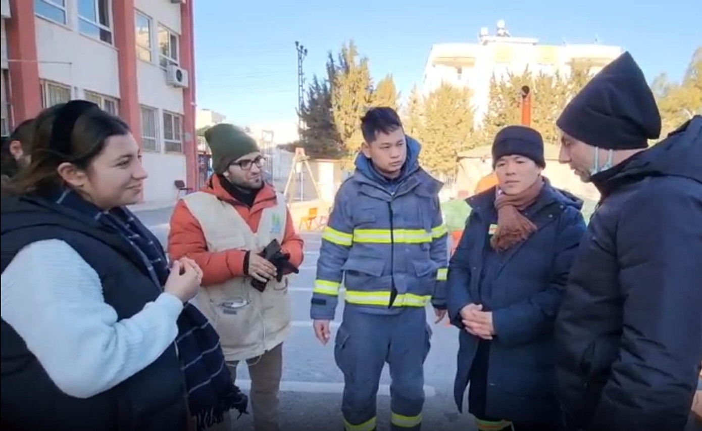 Người dân cảm ơn đoàn cứu hộ đã giúp đỡ. Người dân cảm ơn đoàn cứu hộ đã giúp đỡ.