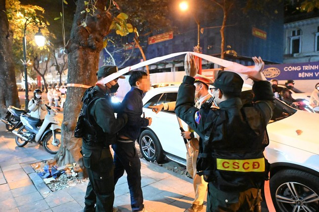 Tài xế H. bị tổ công tác mời ra ngoài chốt. Tài xế H. bị tổ công tác mời ra ngoài chốt.