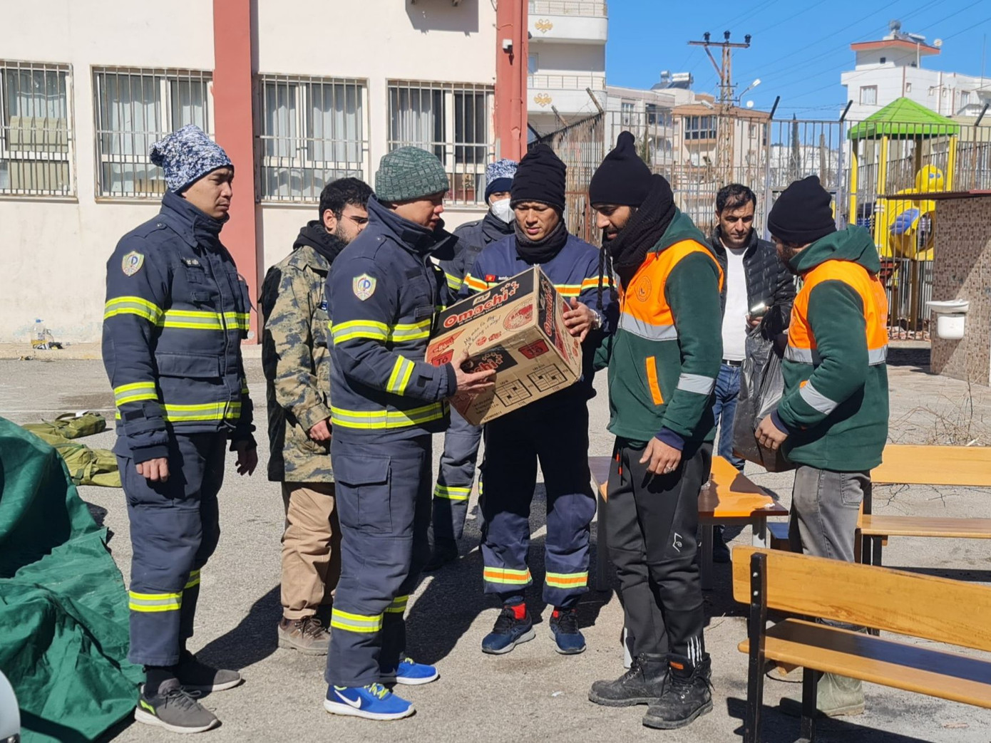 Những thùng mỳ tôm "Made in Viet Nam" được chia sẻ tới người dân gần trại của đoàn cứu hộ.