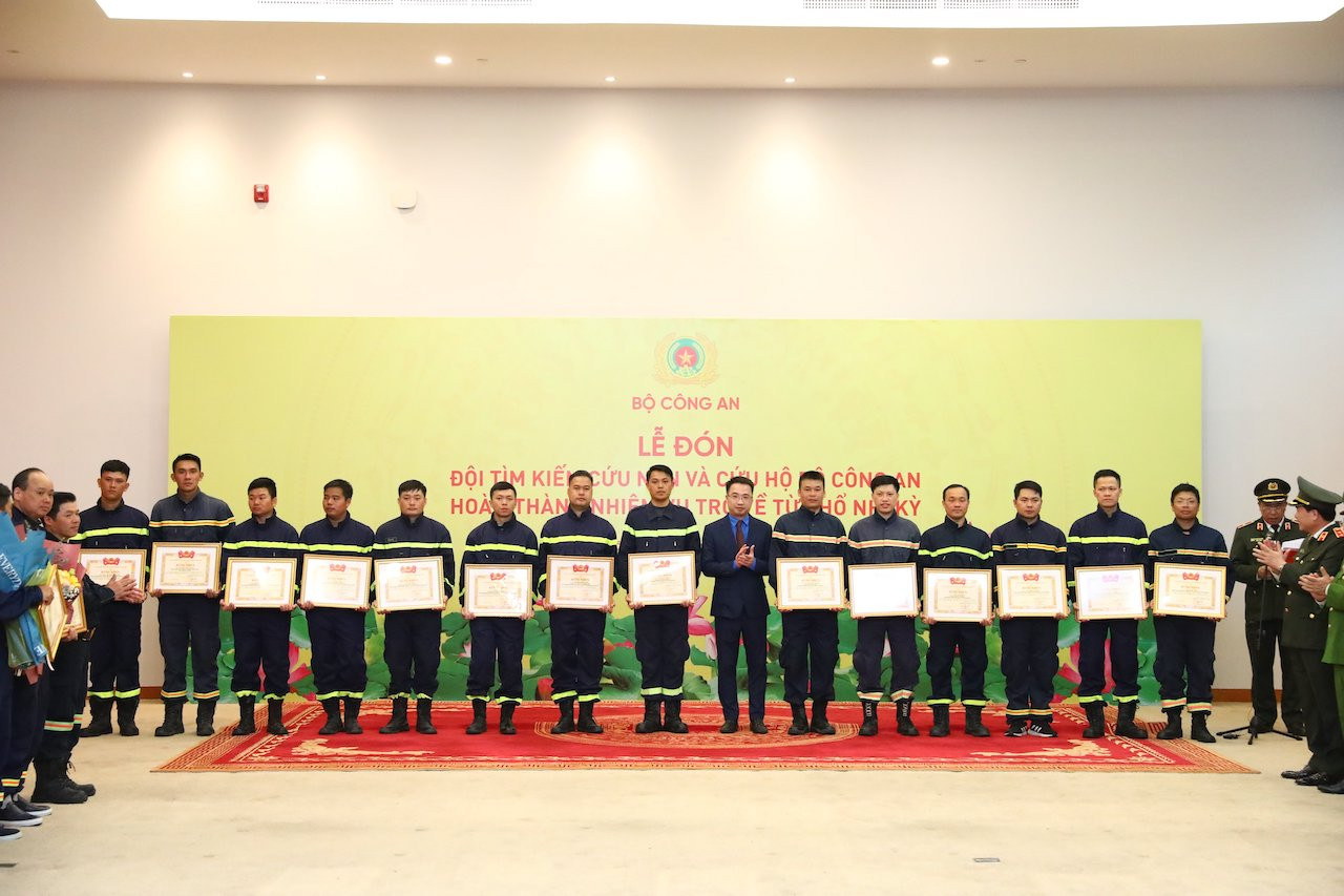 Anh Nguyễn Tường Lâm - Bí thư Ban Chấp hành Trung ương Đoàn TNCS Hồ Chí Minh trao bằng khen của Trung ương Đoàn TNCS Hồ Chí Minh cho đoàn công tác. Anh Nguyễn Tường Lâm - Bí thư Ban Chấp hành Trung ương Đoàn TNCS Hồ Chí Minh trao bằng khen của Trung ương Đoàn TNCS Hồ Chí Minh cho đoàn công tác.