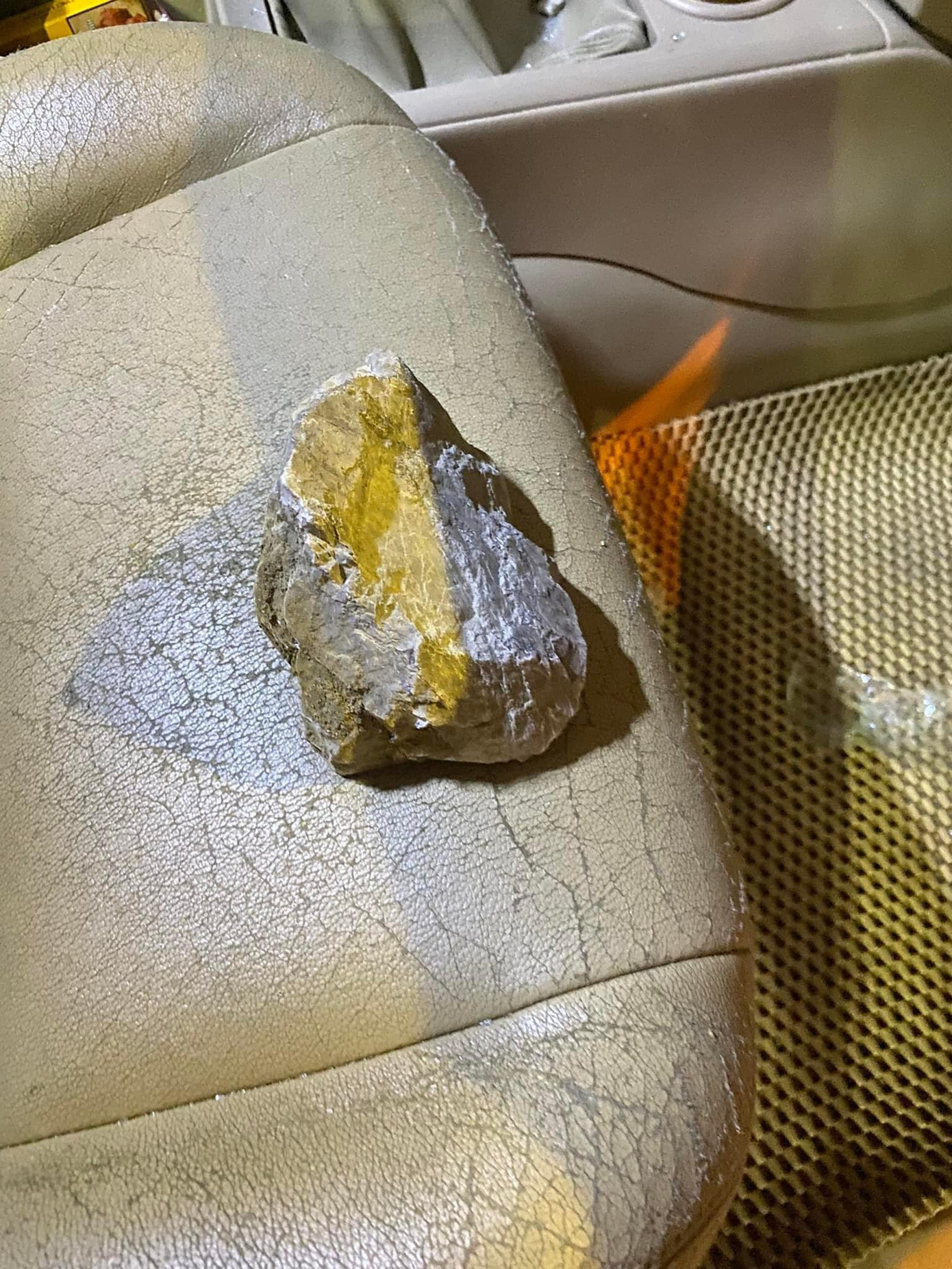 Viên đá nặng khoảng 1kg.