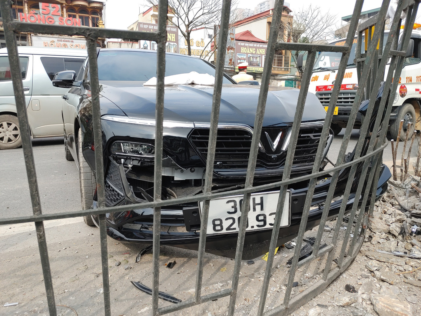 Ngoài ra, hàng rào sắt giữa đường cũng bị húc tung.