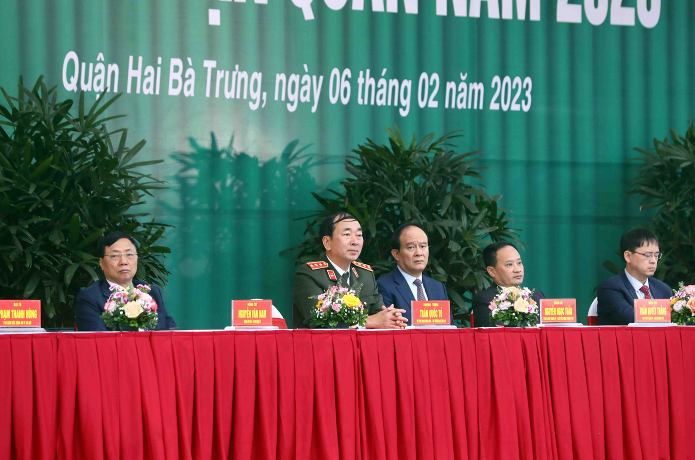 Lãnh đạo các đơn vị, khách mời tham gia lễ giao nhận quân tại quận Hai Bà Trưng.