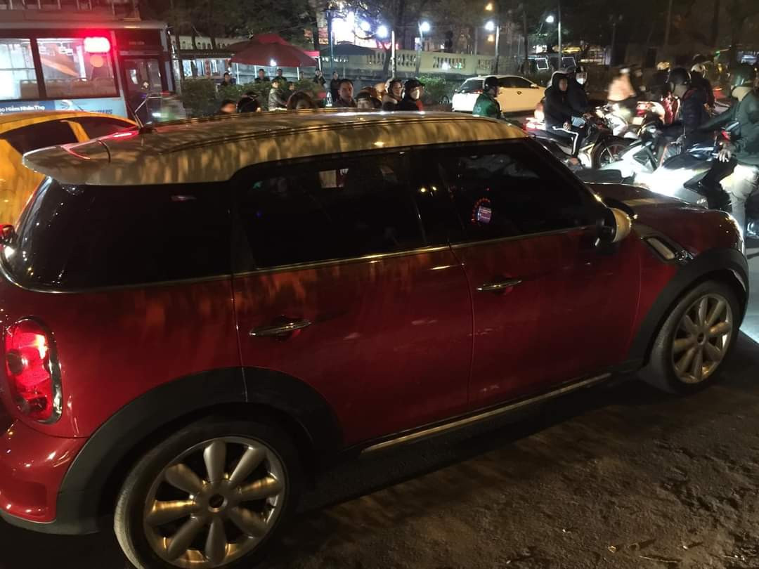 Lực lượng CSGT dừng ô tô kiểm tra. Lực lượng CSGT dừng ô tô kiểm tra.