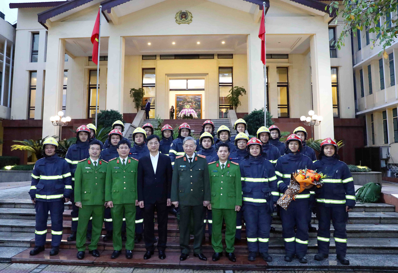 Lãnh đạo Bộ Công an chụp ảnh cùng cán bộ Đội cứu nạn, cứu hộ. Lãnh đạo Bộ Công an chụp ảnh cùng cán bộ Đội cứu nạn, cứu hộ.