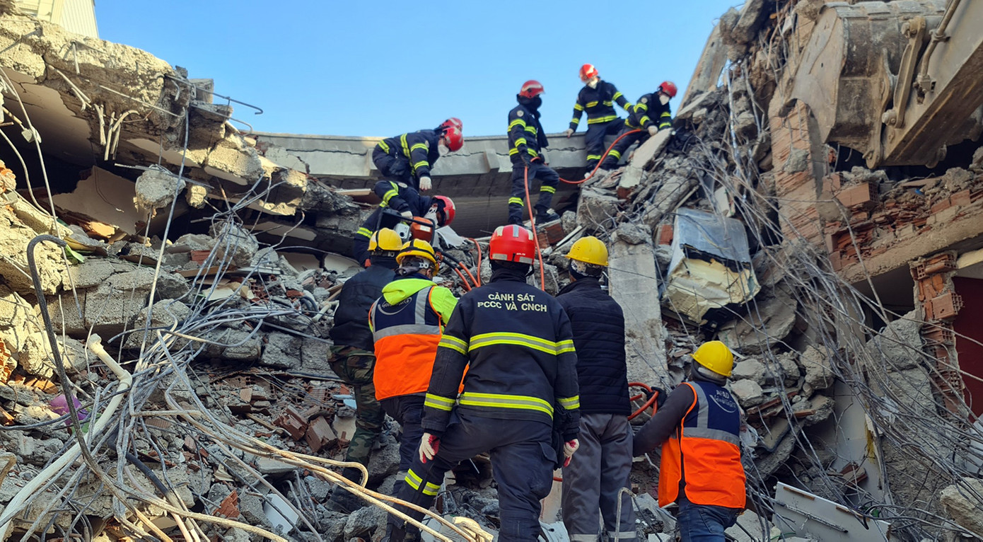 Nỗ lực tìm kiếm của cán bộ chiến sĩ trong đoàn.