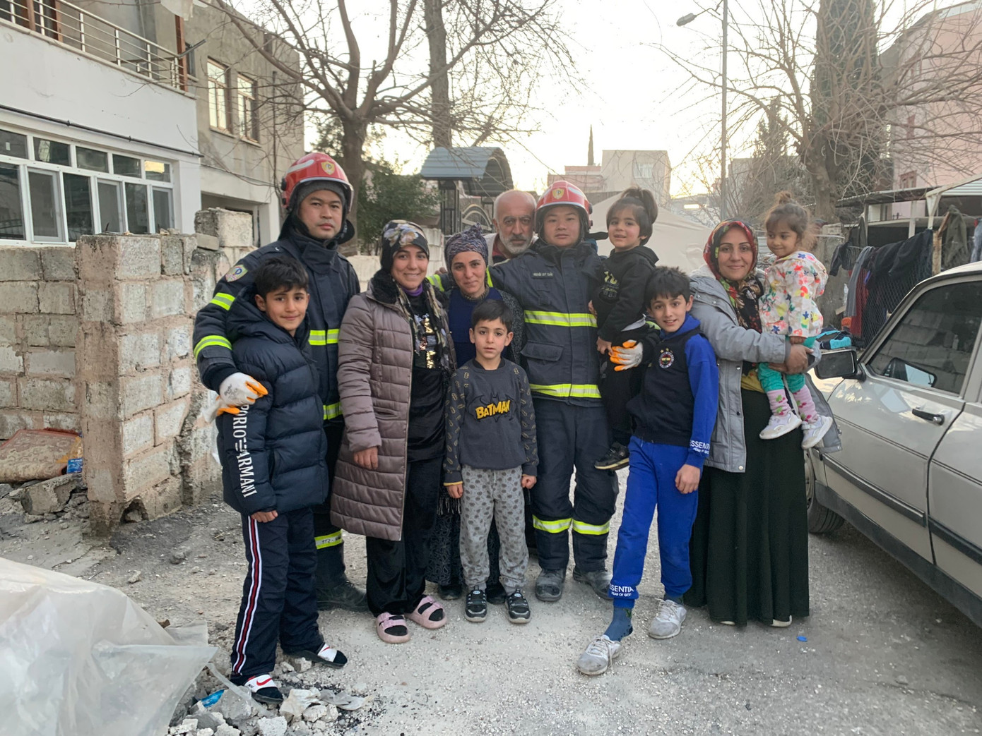 Người dân ở Thổ Nhĩ Kỳ chụp ảnh cùng cán bộ đoàn cứu hộ.