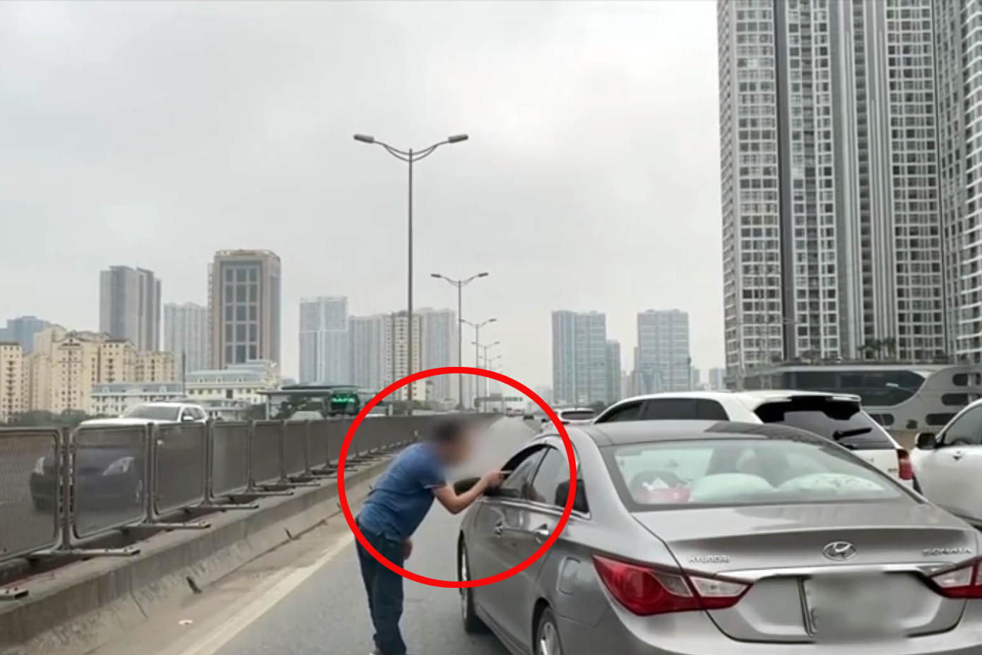 Hình ảnh cắt từ clip trên mạng xã hội.