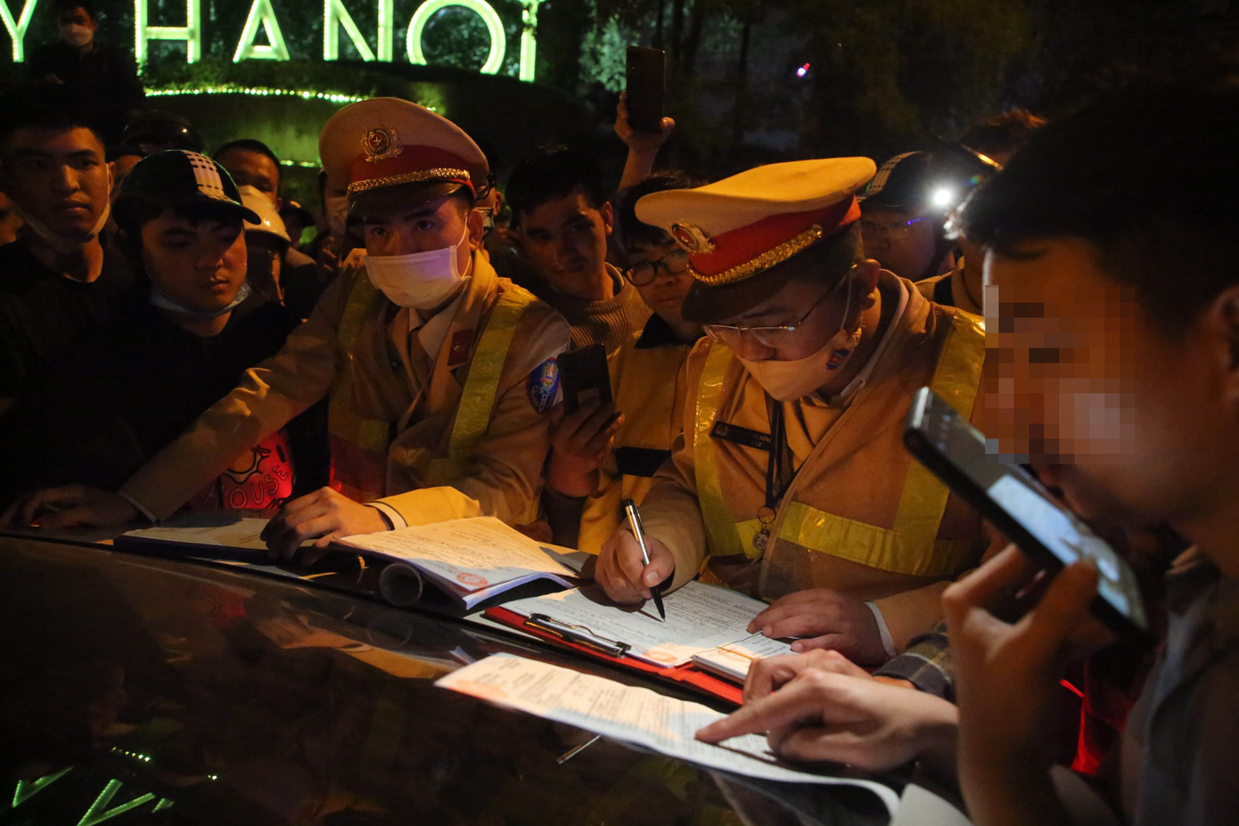 Tổ công tác kiên quyết lập biên bản sau 3 tiếng tài xế chây ì.