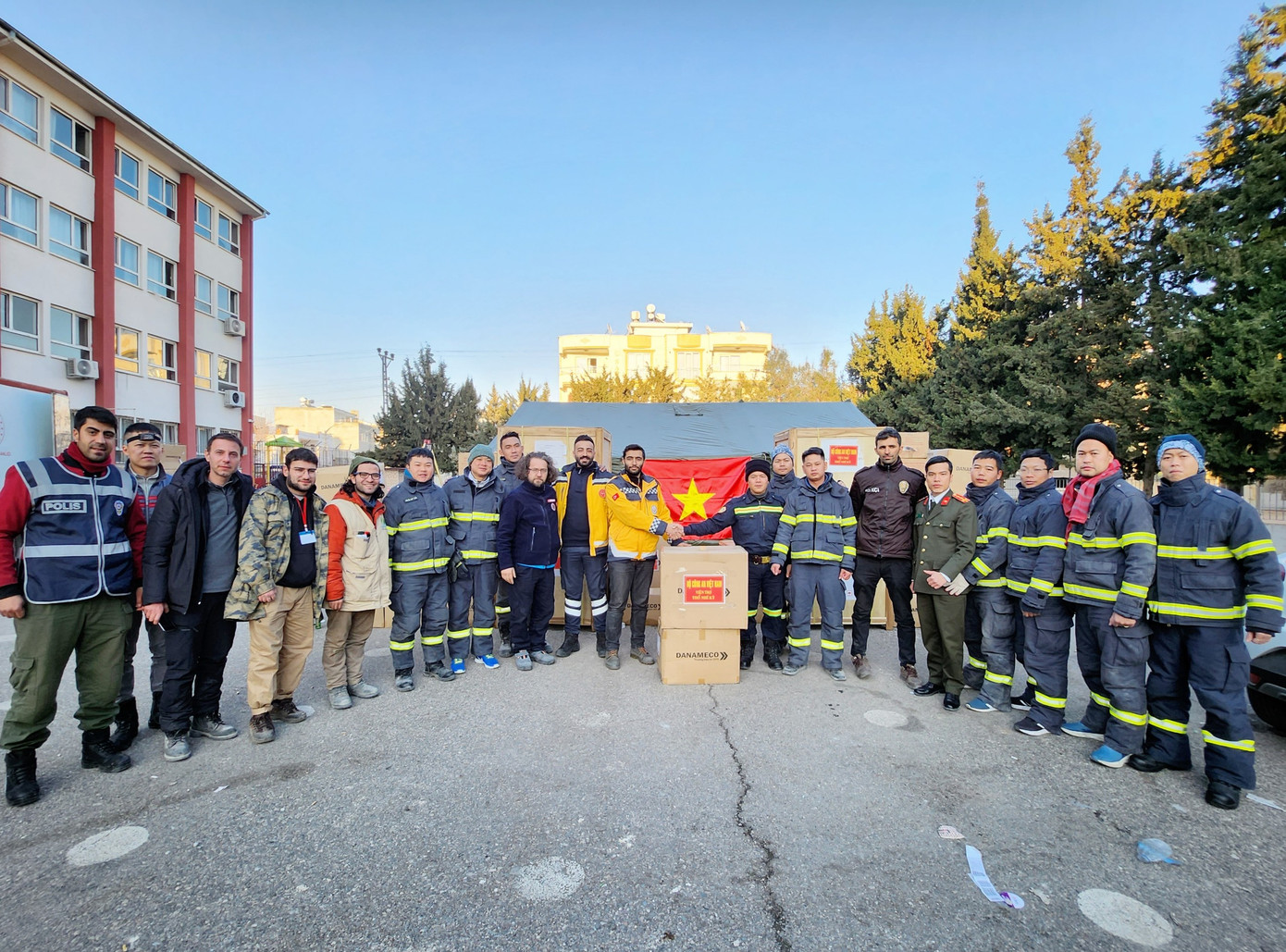 Đại diện đoàn cứu hộ Việt Nam trao hàng viện trợ.