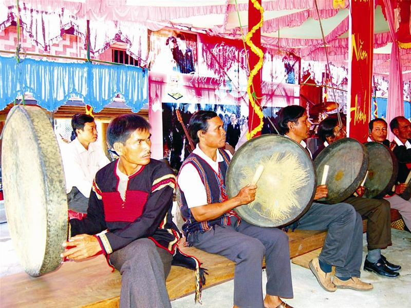 Cồng chiêng không thể thiếu trong tiệc cưới Cồng chiêng không thể thiếu trong tiệc cưới