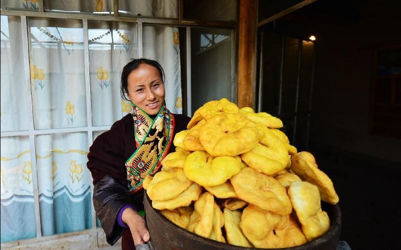 Người phụ nữ Tây Tạng, Trung Quốc chuẩn bị nhiều bánh bột đón Tết