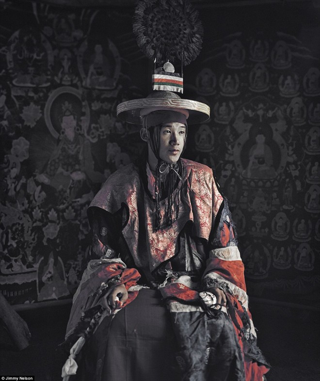 Bộ lạc Mustang ở Mun Tan, Tây Tạng là hậu duệ của Vương quốc Lo. Bộ lạc này nằm trên một cao nguyên lộng gió ở giữa tây bắc Nepal và Tây Tạng, một trong những vùng đất xa xôi hẻo lánh nhất thế giới. Đây là một trong những bộ lạc cuối cùng đang lưu giữ nền văn hóa cổ của người Tây Tạng. Người Lo có cấu trúc gia đình truyền thống, theo đó người con trai sẽ kế thừa tài sản của gia đình