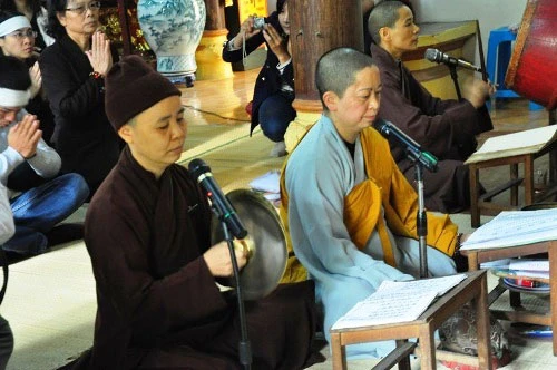 Người thân trong gia đình nạn nhân làm lễ cầu siêu trong chùa Kim Liên vào chiều 6.12