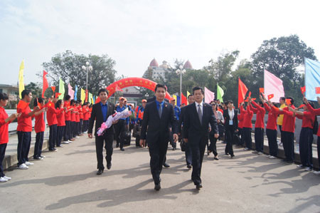 Lãnh đạo thành phố Khâm Châu (phải) đón đoàn đại biểu thanh niên Việt Nam tại Cửa khẩu Quốc tế Móng Cái