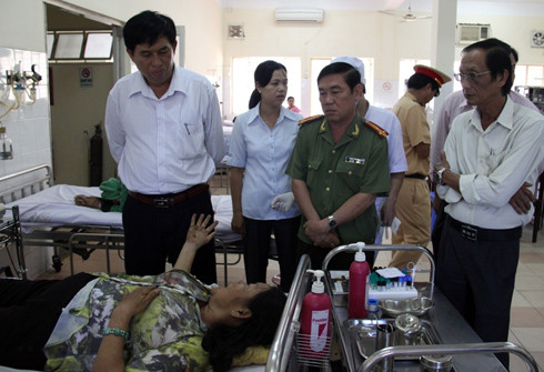 Lãnh đạo quận Thủ Đức thăm hỏi các nạn nhân trong vụ tai nạn. Ảnh: VnExpress