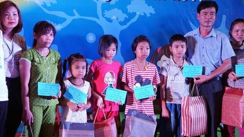 'Trung thu yêu thương' đến với các bệnh nhi tại viện E ảnh 6