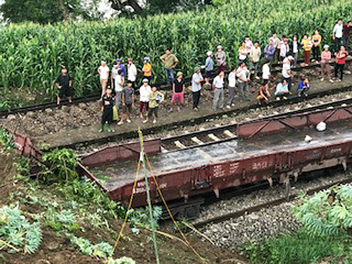 Sạt lở chưa từng có ở Yên Bái, 7 toa tầu vùi trong đất đá ảnh 5