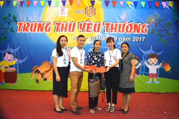 'Trung thu yêu thương' đến với các bệnh nhi tại viện E ảnh 4