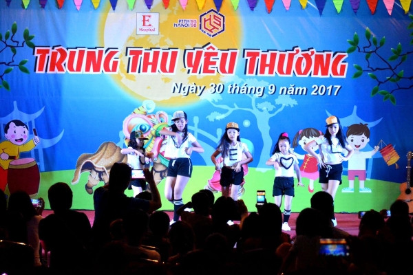'Trung thu yêu thương' đến với các bệnh nhi tại viện E ảnh 3