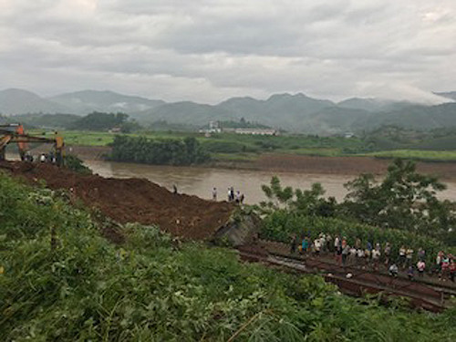 Sạt lở chưa từng có ở Yên Bái, 7 toa tầu vùi trong đất đá ảnh 4