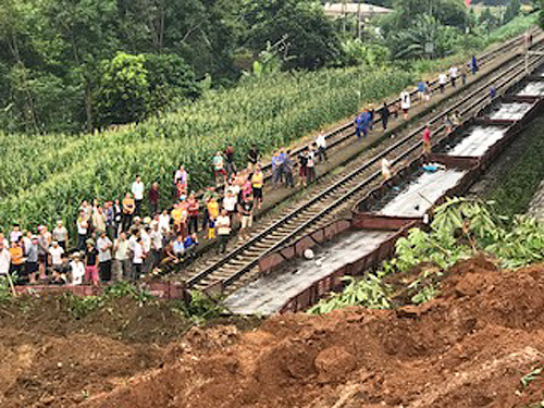 Sạt lở chưa từng có ở Yên Bái, 7 toa tầu vùi trong đất đá ảnh 14