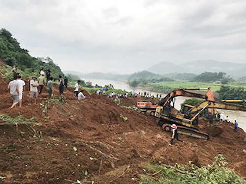 Sạt lở chưa từng có ở Yên Bái, 7 toa tầu vùi trong đất đá ảnh 3