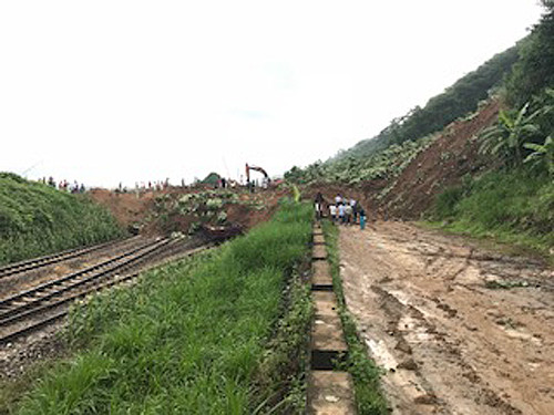 Sạt lở chưa từng có ở Yên Bái, 7 toa tầu vùi trong đất đá ảnh 2