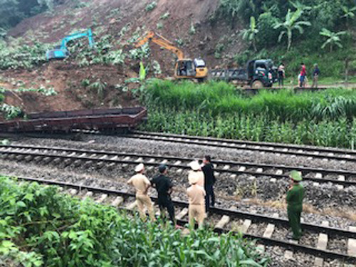 Sạt lở chưa từng có ở Yên Bái, 7 toa tầu vùi trong đất đá ảnh 13