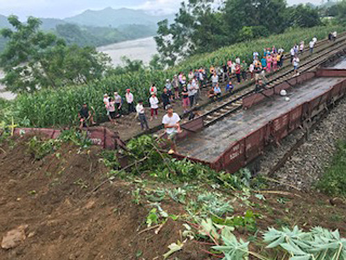 Sạt lở chưa từng có ở Yên Bái, 7 toa tầu vùi trong đất đá ảnh 9