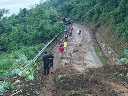 Sạt lở chưa từng có ở Yên Bái, 7 toa tầu vùi trong đất đá ảnh 8