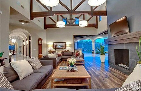 Phòng khách ấm cúng, lộng lẫy Bể bơi ngoài trời rộng rãi Phòng bếp đầy đủ tiện nghi Phòng ăn liền kề với một quầy bar trong nhà. Phòng khách ấm cúng, lộng lẫy Bể bơi ngoài trời rộng rãi Phòng bếp đầy đủ tiện nghi Phòng ăn liền kề với một quầy bar trong nhà.