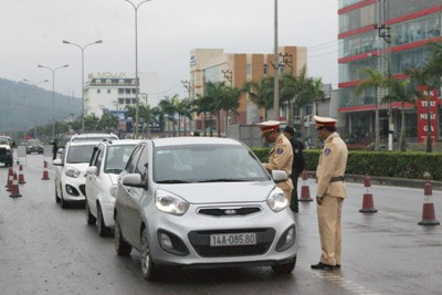 Tất cả xe qua vị trí chốt đều được yêu cầu xếp hàng để kiểm tra