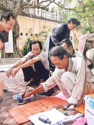 Nhà thơ Văn Thùy viết thư pháp tại sân Văn Miếu (2007)