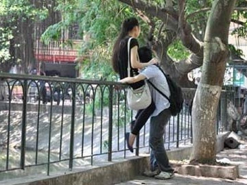 Từ tỉnh cảm học trò, nhiều học sinh sẵn sang bỏ học để lập gia đình. Ảnh minh họa. Trong ảnh: Cảnh thân mật của một đôi học sinh THPT sau giờ học. (Ảnh: Dân trí)