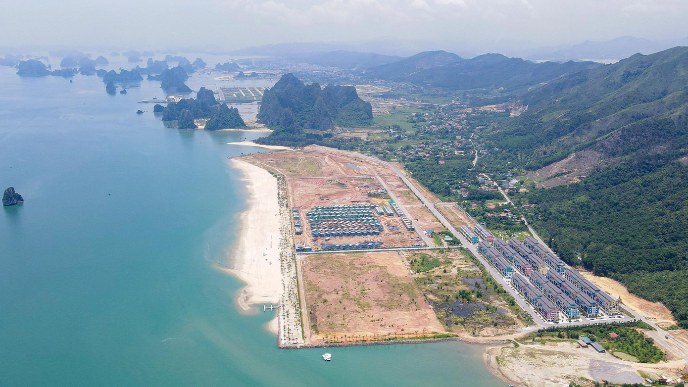 Dự án Khu tổ hợp du lịch nghỉ dưỡng Sonasea Vân Đồn Harbor City đã thực hiện công tác san nền, đầu tư xây dựng các hạng mục, trong đó đã xây dựng gần 200 căn shophouse tại phân khu 1. Ảnh: Hữu Thắng. Dự án Khu tổ hợp du lịch nghỉ dưỡng Sonasea Vân Đồn Harbor City đã thực hiện công tác san nền, đầu tư xây dựng các hạng mục, trong đó đã xây dựng gần 200 căn shophouse tại phân khu 1. Ảnh: Hữu Thắng.