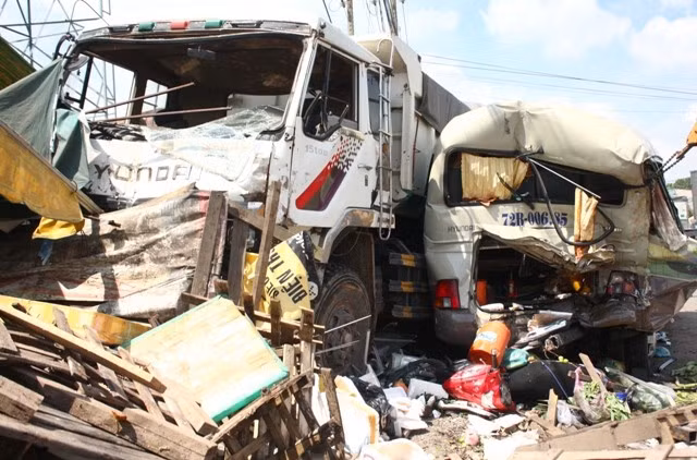 Theo thông tin ban đầu, vào thời điểm trên chiếc xe khách loại 16 chỗ do tài xế Hồ Tiến Đạt (SN 1967, quê tỉnh Bà Rịa - Vũng Tàu) chở khoảng 10 hành khách từ TP.HCM về TP. Vũng Tàu. Khi đi tới ngã 3 Nhơn Trạch thì xe khách dừng lại chờ đèn đỏ giao thông