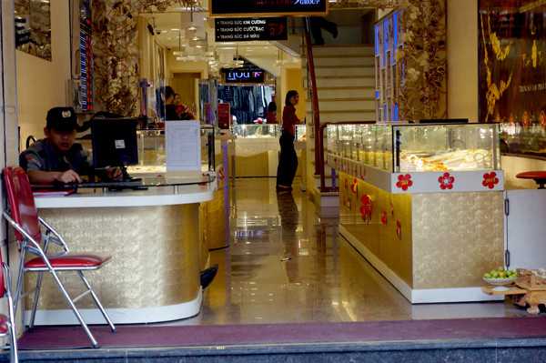 Tiệm vàng vắng hoe