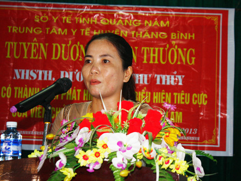 Chị Thủy phát biểu nêu rõ lý do từ chối nhận khen thưởng của mình. Ảnh: Nguyễn Thành Chị Thủy phát biểu nêu rõ lý do từ chối nhận khen thưởng của mình