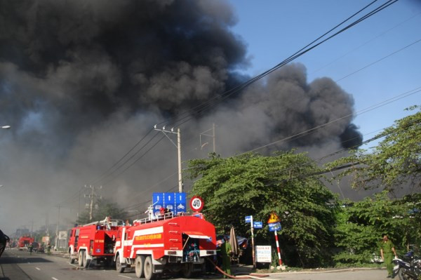 Cận cảnh 1.600m2 nhà xưởng bị thiêu rụi trong biển lửa ảnh 6